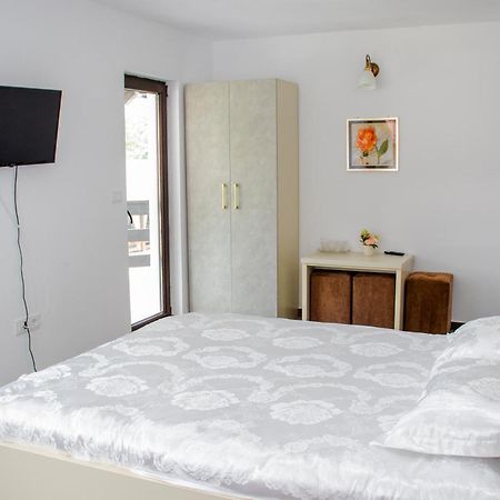 Ge-Lux Villa Incesti Bagian luar foto